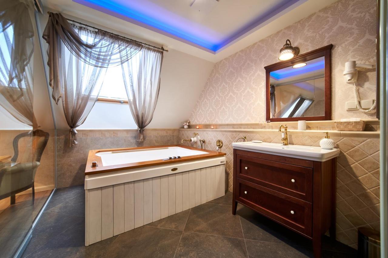 Takler Kuria Hotel เซคซาร์ด ภายนอก รูปภาพ